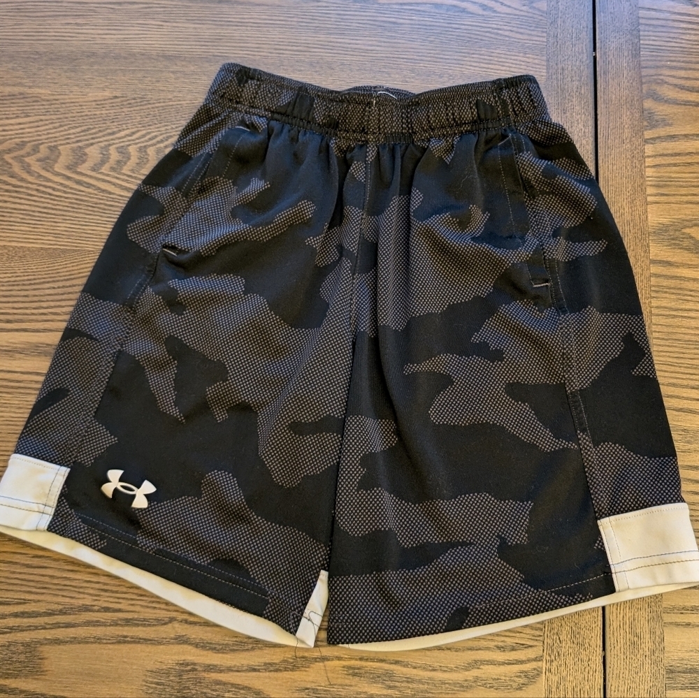 Under Armour‎ Gray and Black Camo Shorts YM